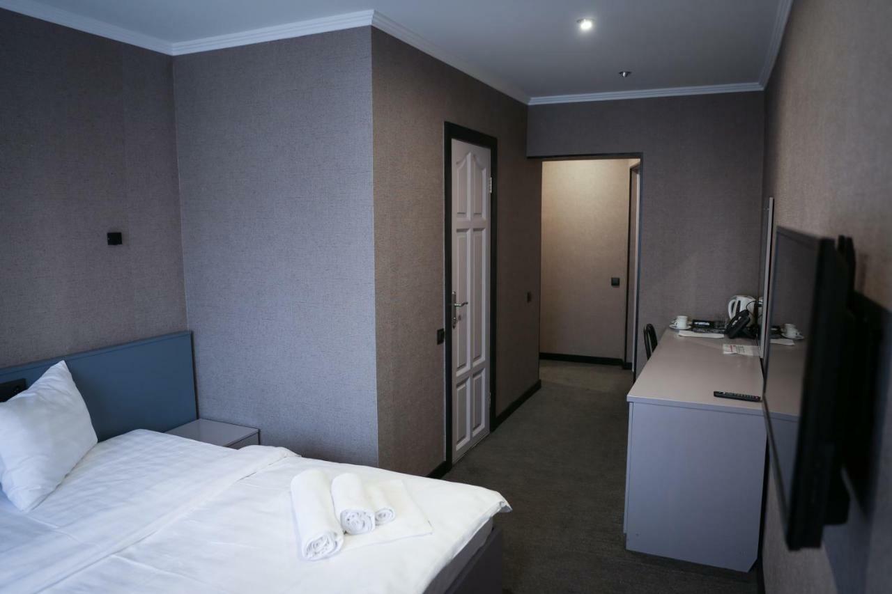 Olympica Hotel Алма Ата Екстериор снимка